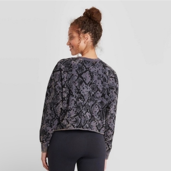 Joy Lab Women's Blue Snake Print Long Sleeve Crew Neck Cropped Sweatshirt Size L - Picture 2 of 12